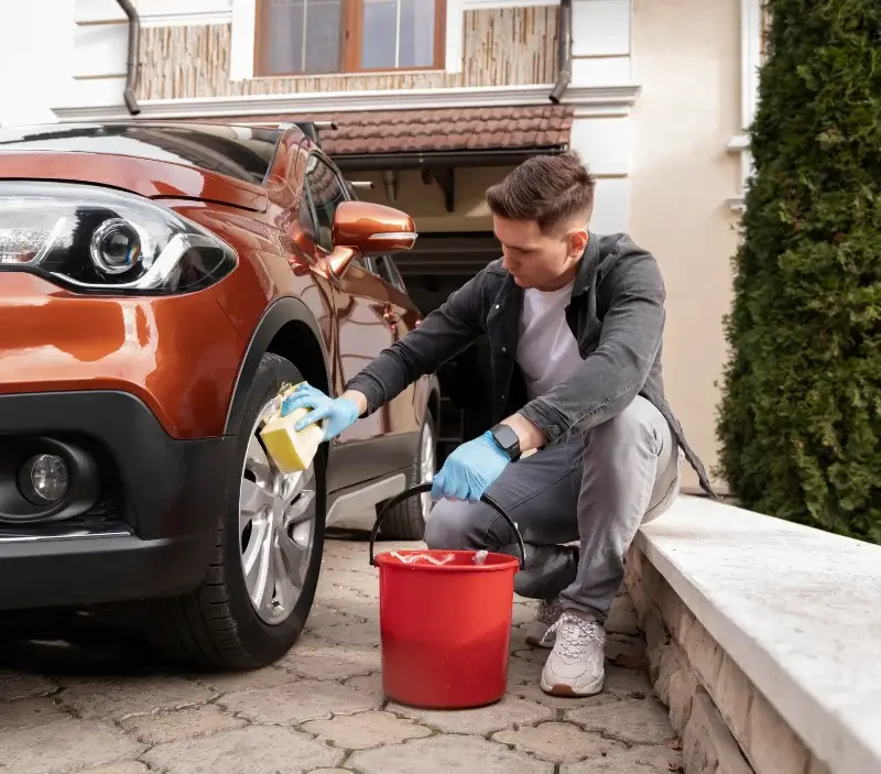 Lavage auto à domicile Plumelec : professionnel intervenant sur un véhicule